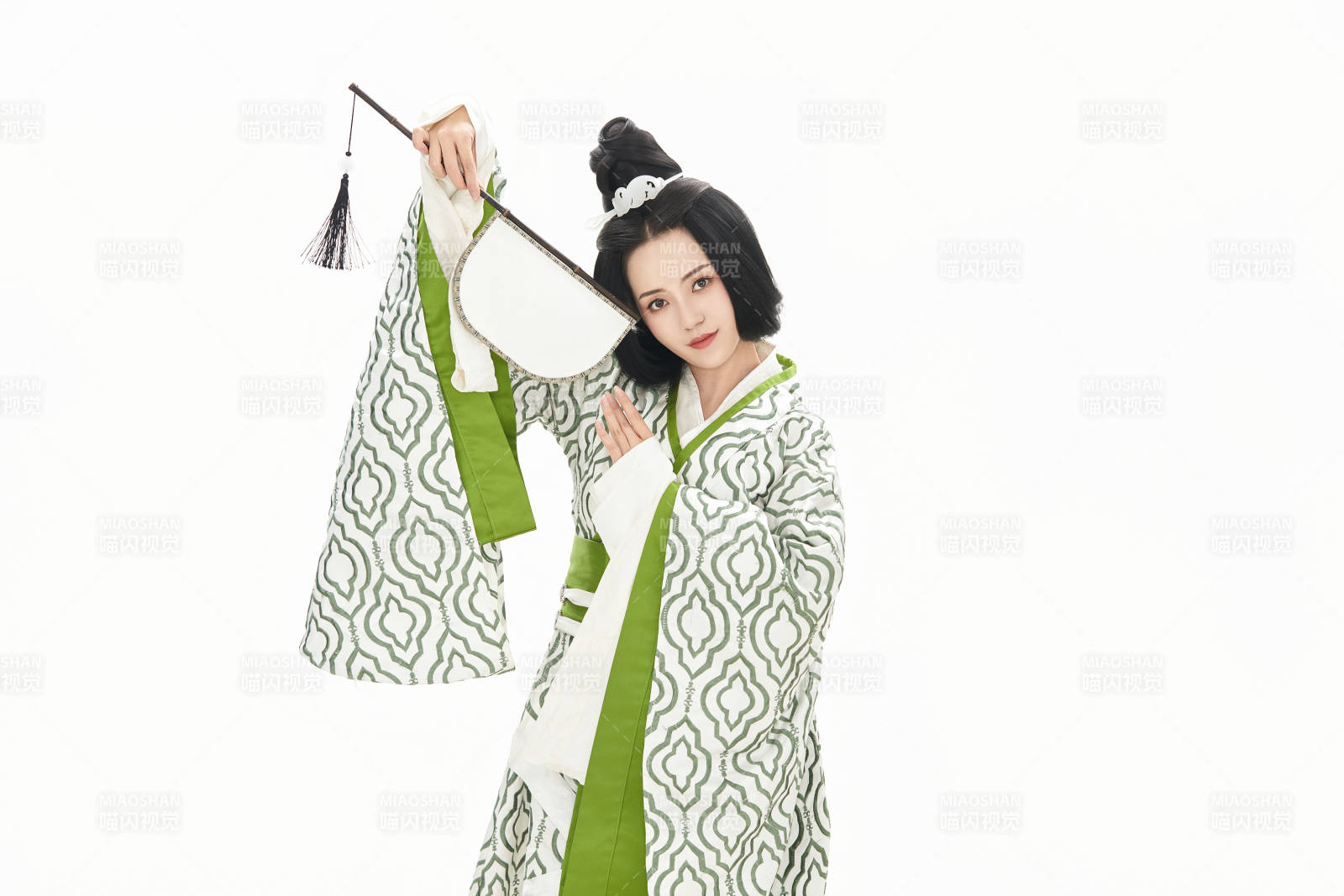 白色背景下穿着中国汉代服饰的少女图片