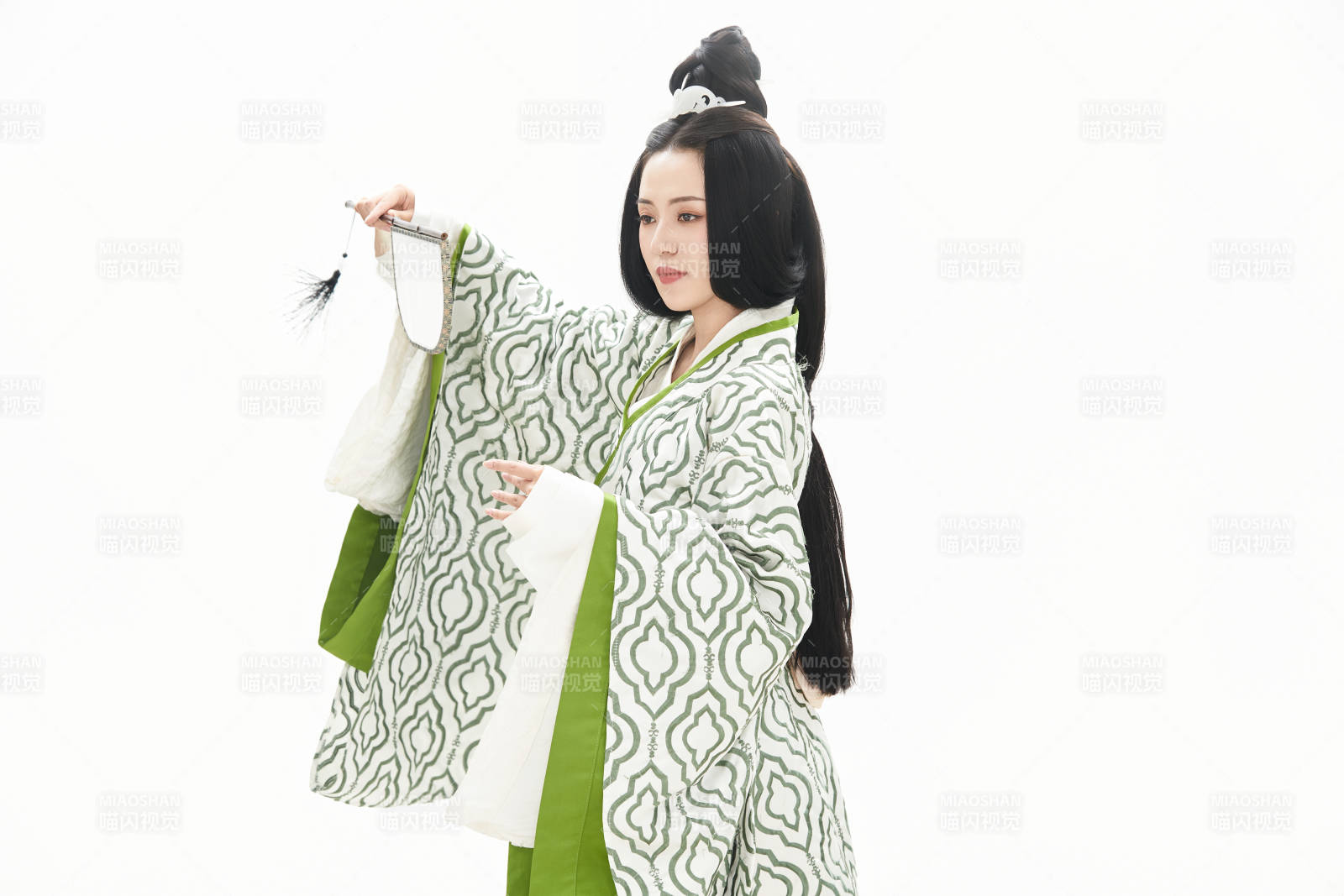 白色背景下穿著中國漢代服飾的少女