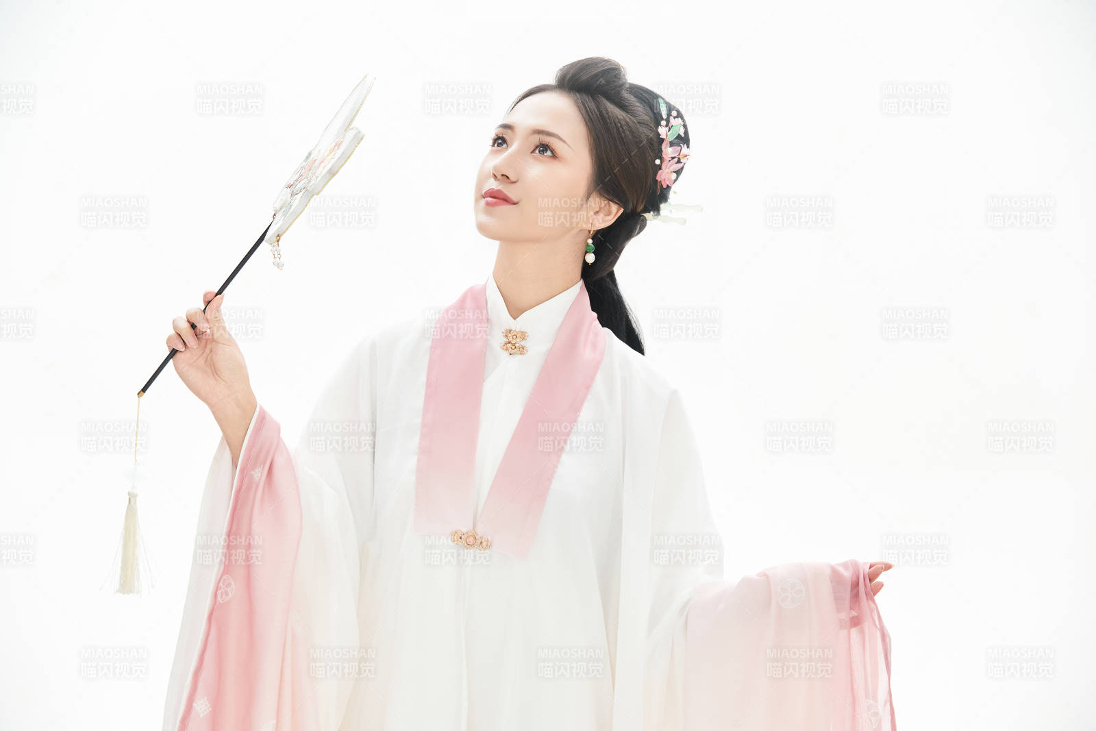 白色背景下穿著魏晉制漢服的少女