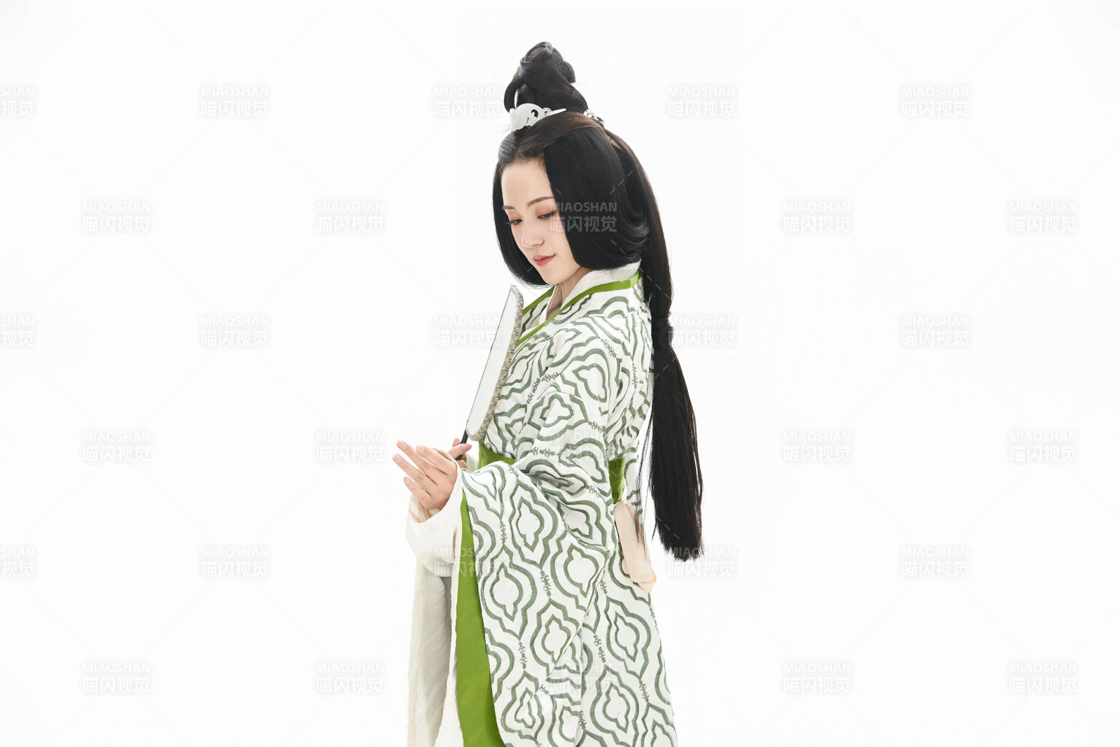 白色背景下穿著中國漢代服飾的少女