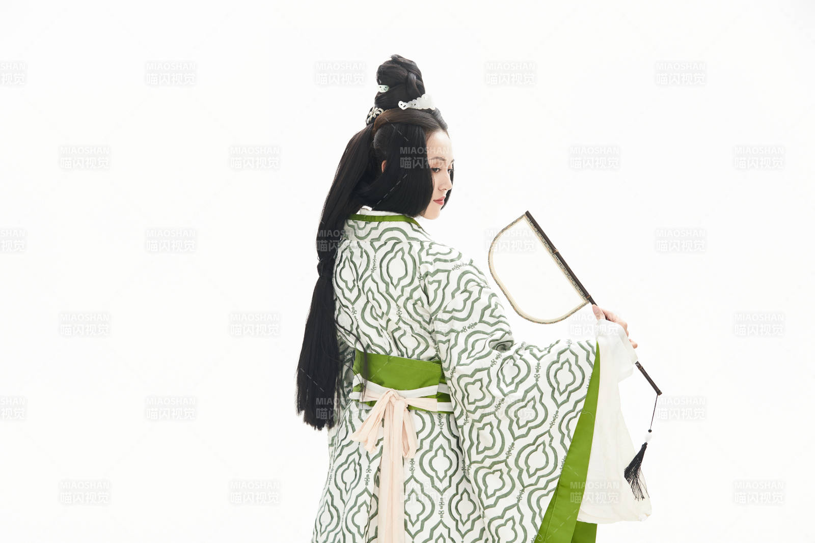 白色背景下穿著中國漢代服飾的少女