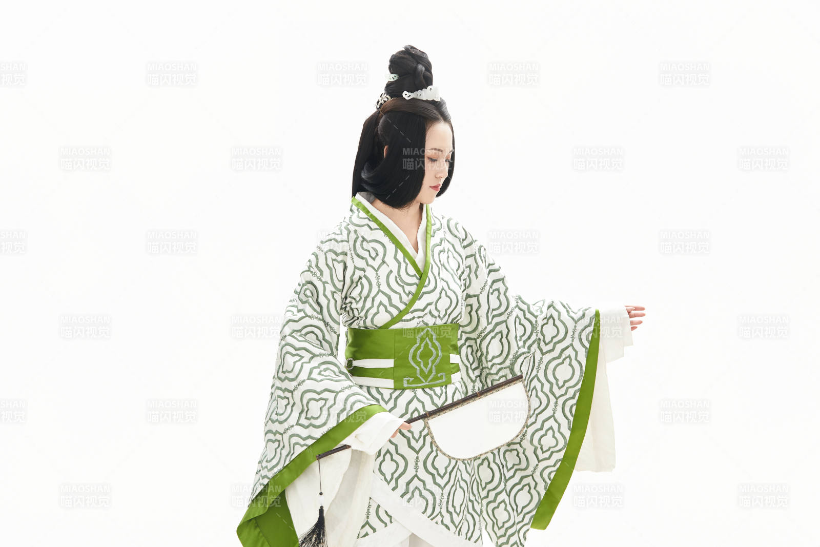 白色背景下穿著中國漢代服飾的少女