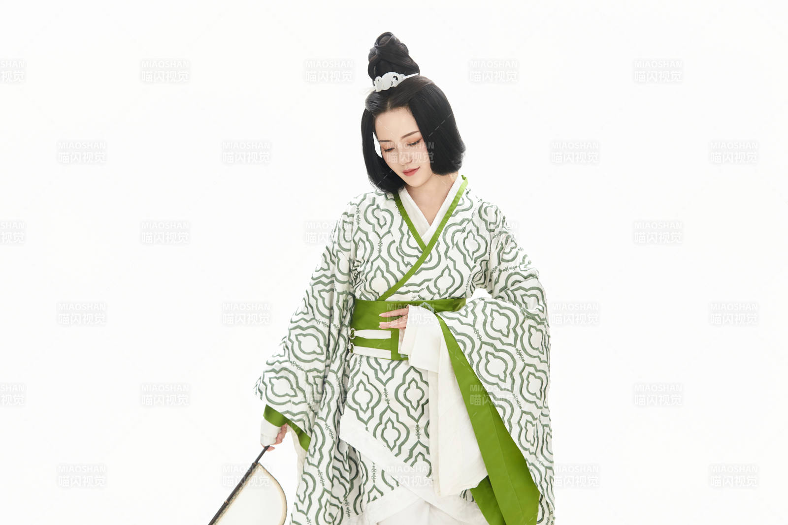 白色背景下穿著中國漢代服飾的少女