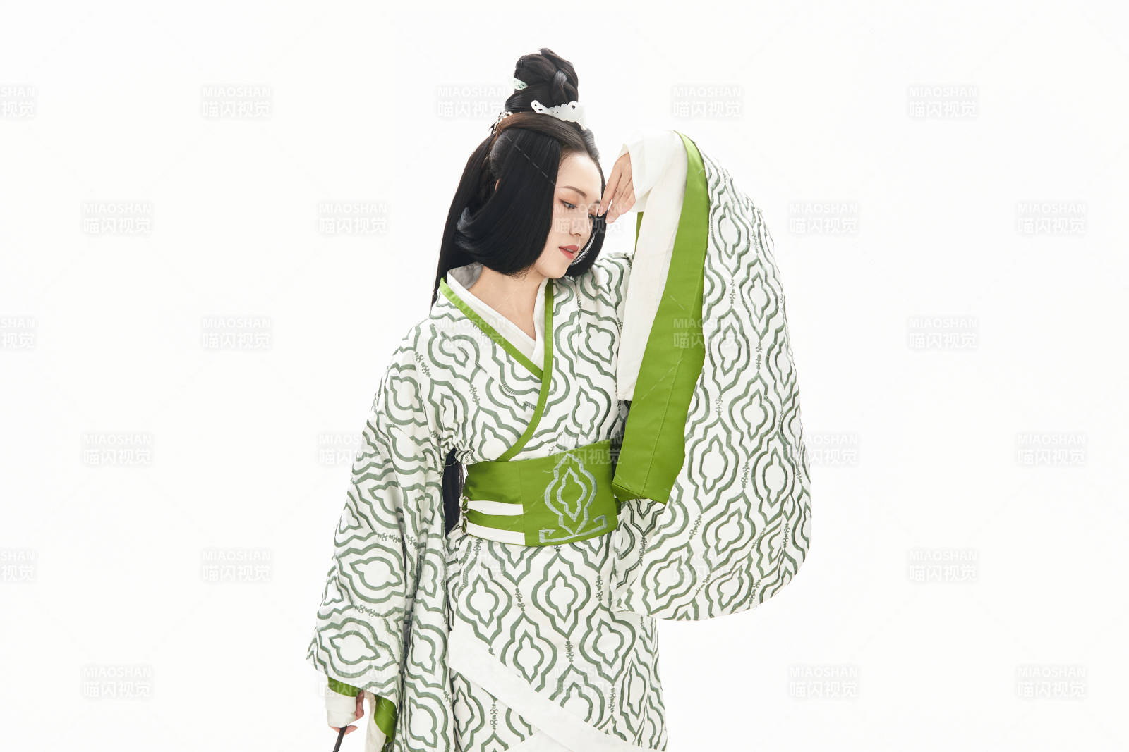 白色背景下穿著中國漢代服飾的少女