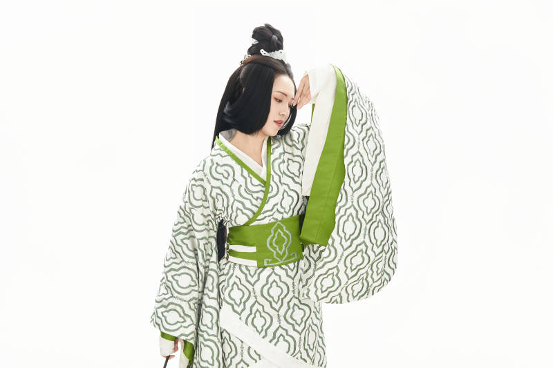 白色背景下穿着中国汉代服饰的少女
