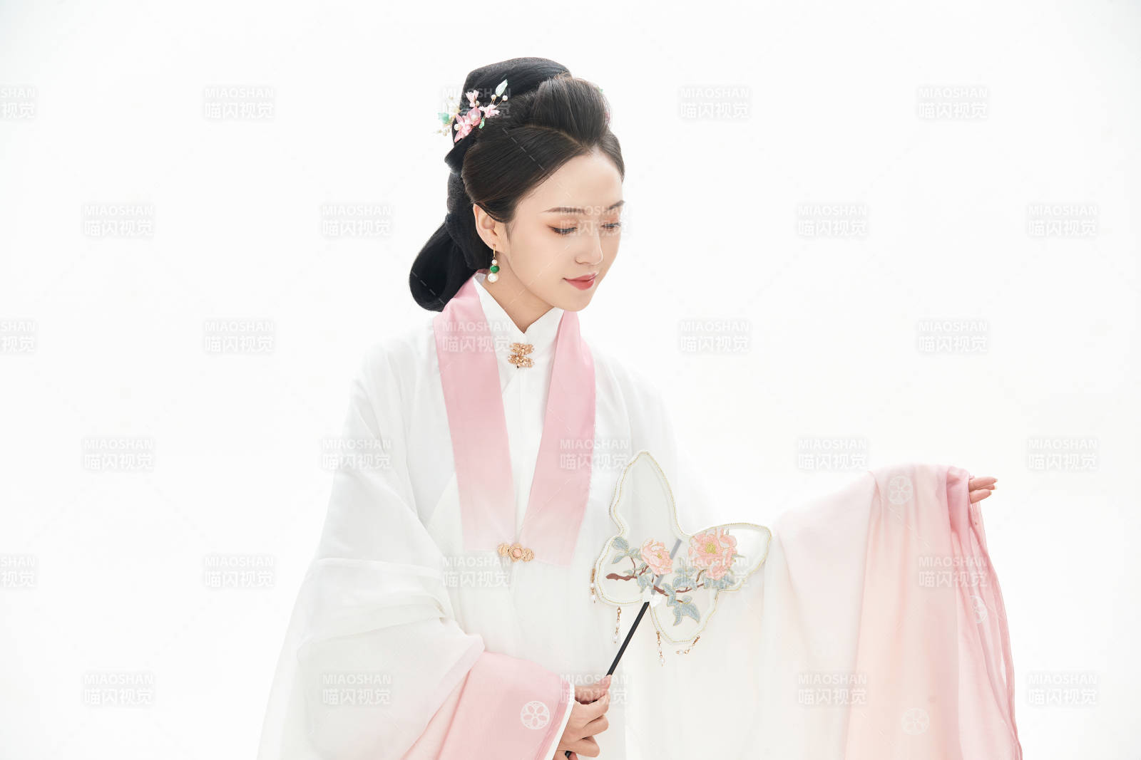 白色背景下穿著魏晉制漢服的少女