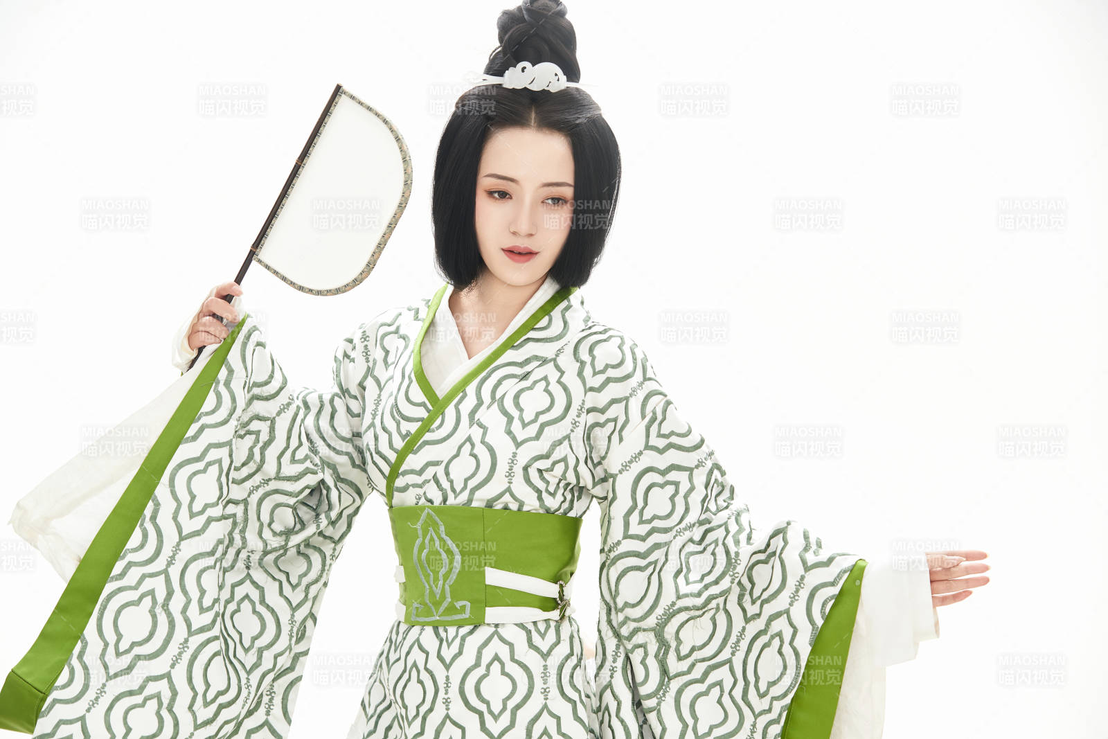 白色背景下穿着中国汉代服饰的少女
