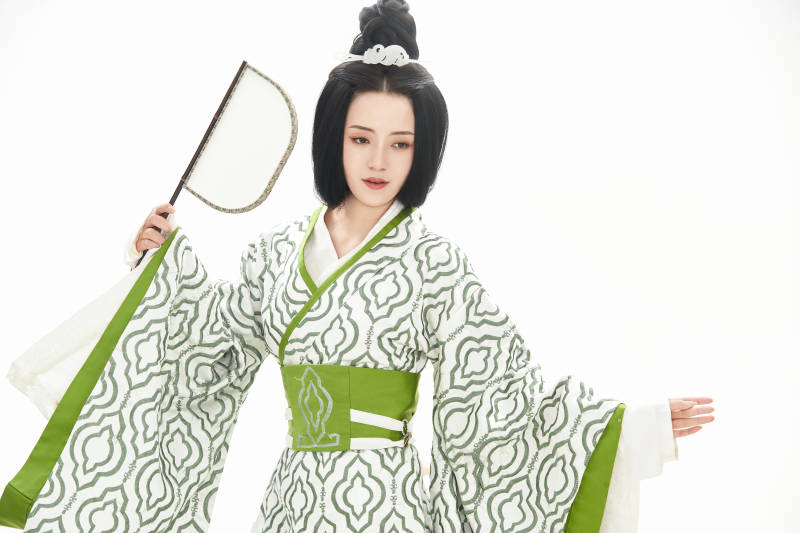 白色背景下穿着中国汉代服饰的少女
