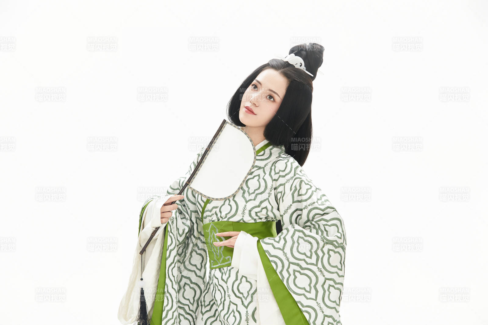 白色背景下穿著中國漢代服飾的少女