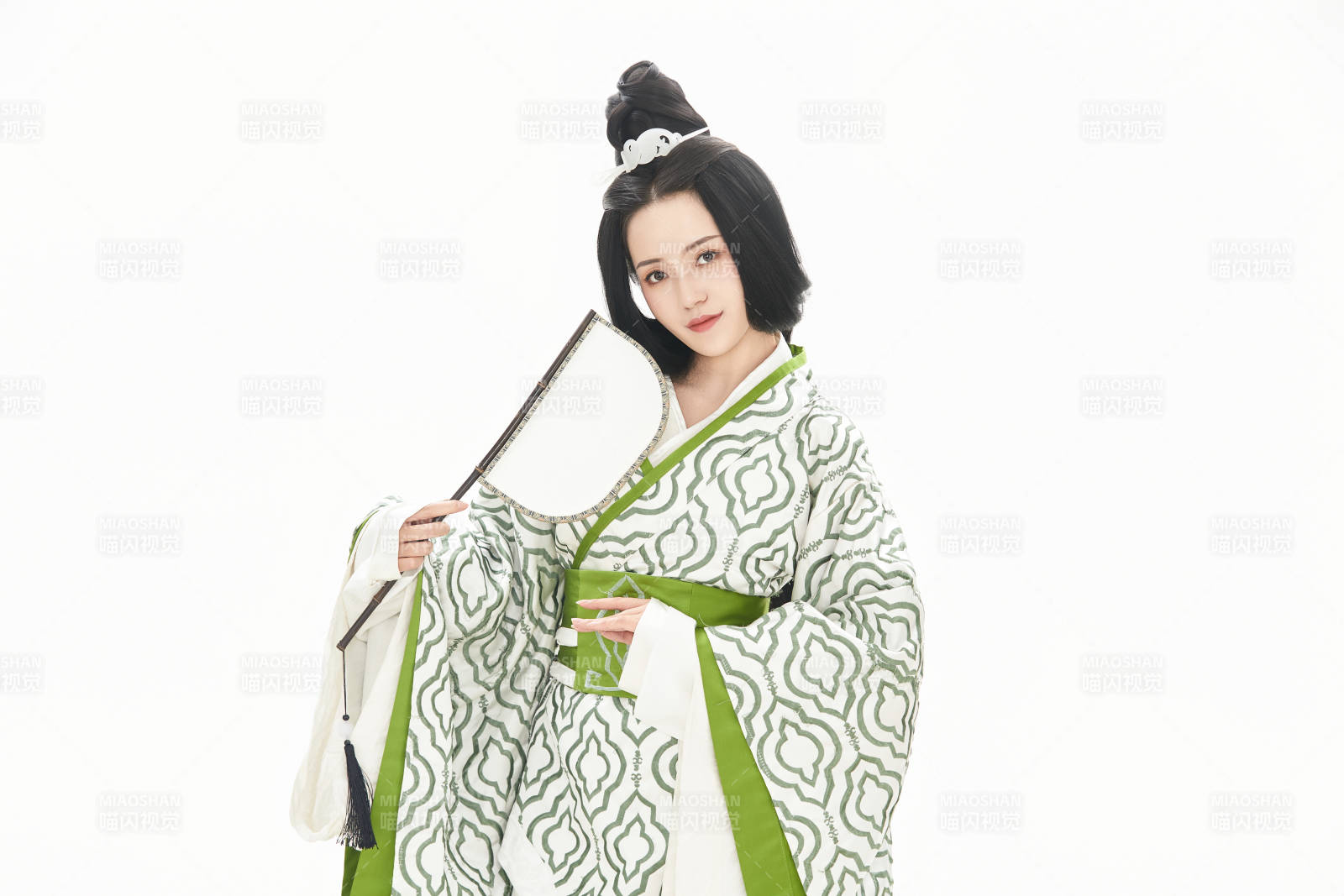 白色背景下穿著中國漢代服飾的少女