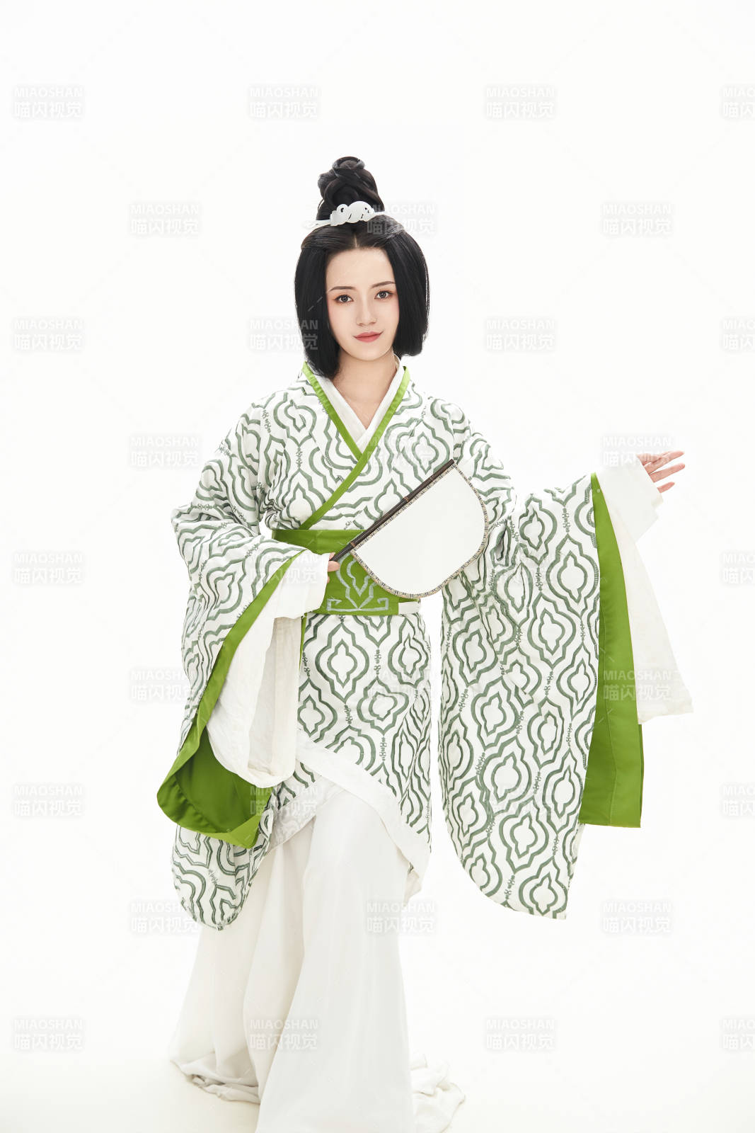 白色背景下穿著中國漢代服飾的少女