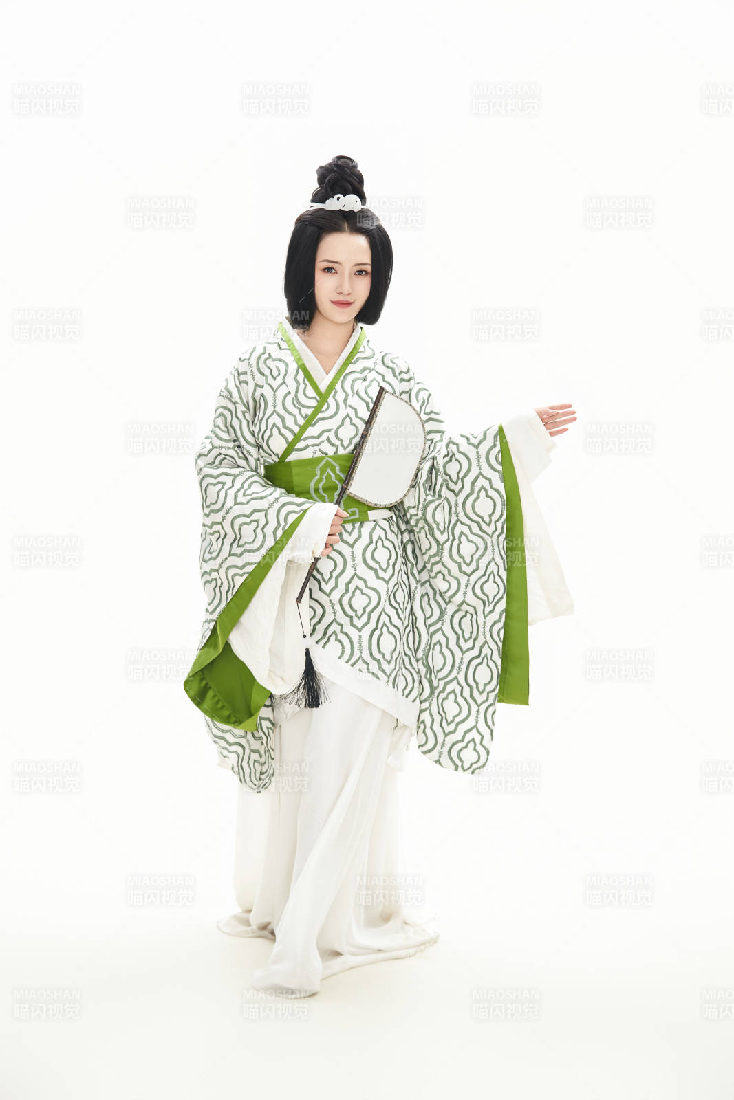 白色背景下穿着中国汉代服饰的少女图片