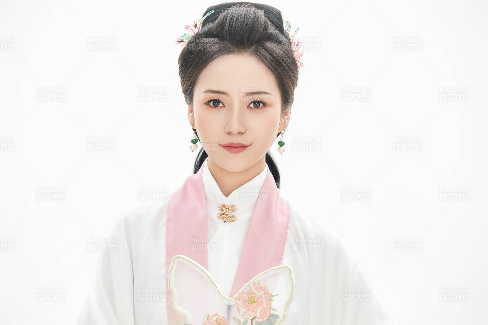 白色背景下穿著魏晉制漢服的少女