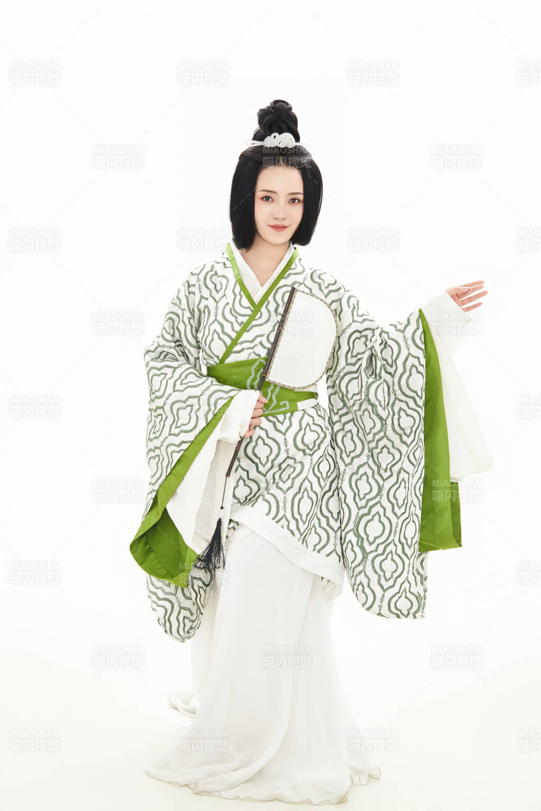 白色背景下穿著中國(guó)漢代服飾的少女