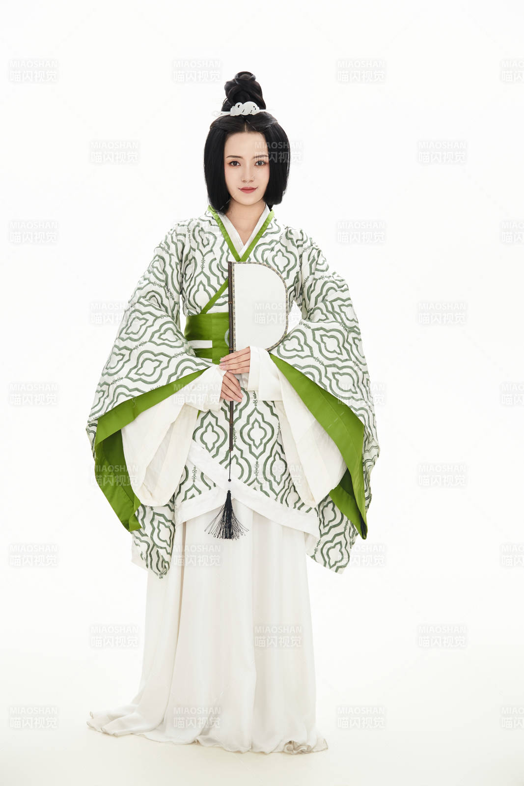 白色背景下穿着中国汉代服饰的少女图片