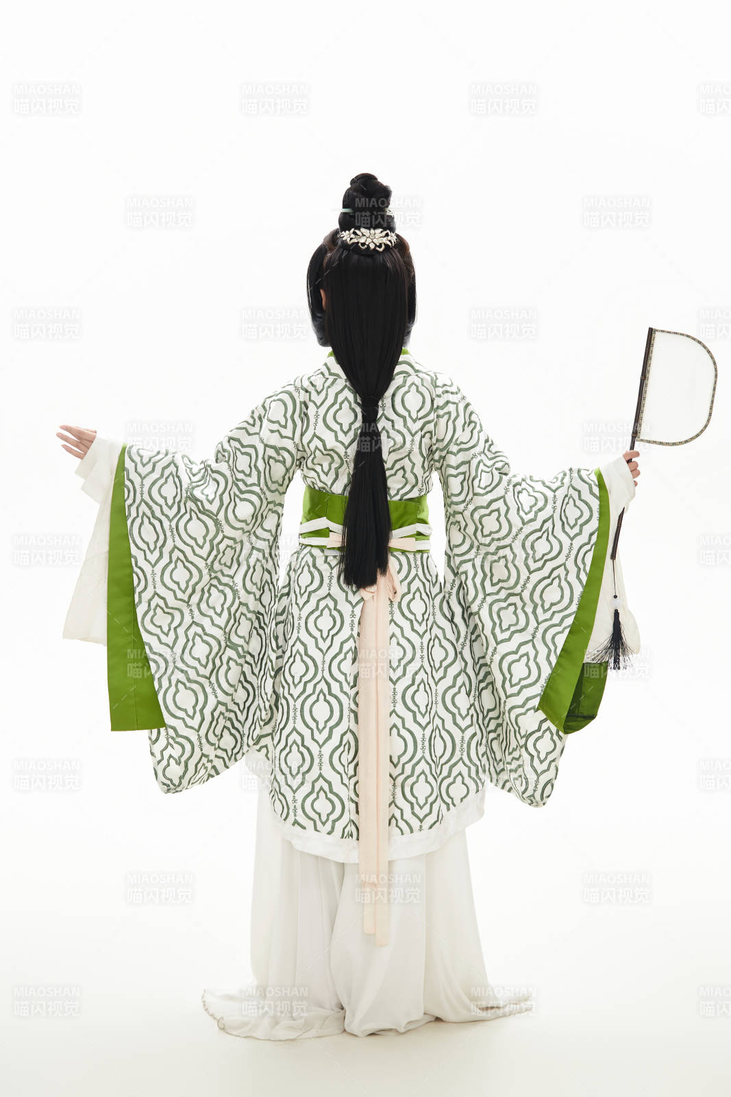 白色背景下穿著中國漢代服飾的少女