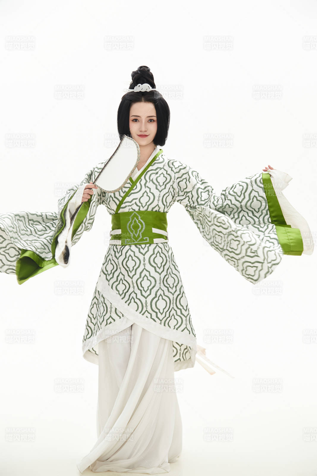 白色背景下穿著中國漢代服飾的少女
