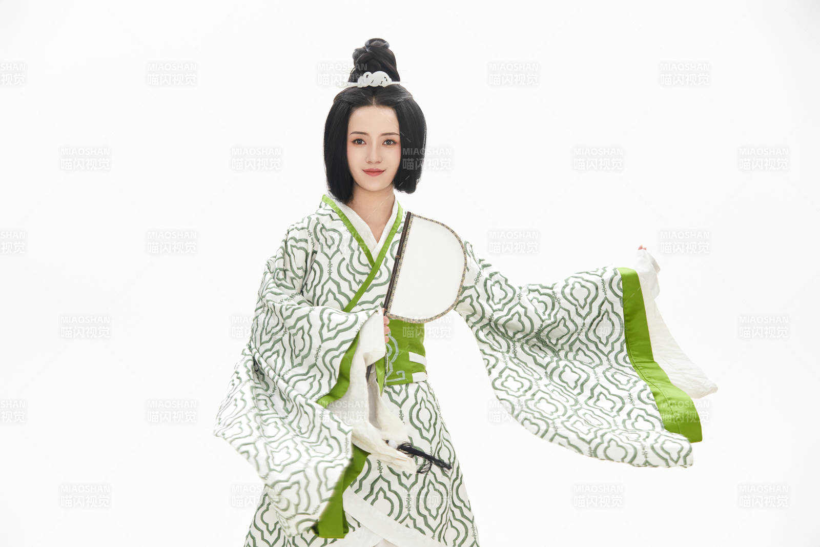 白色背景下穿着中国汉代服饰的少女图片