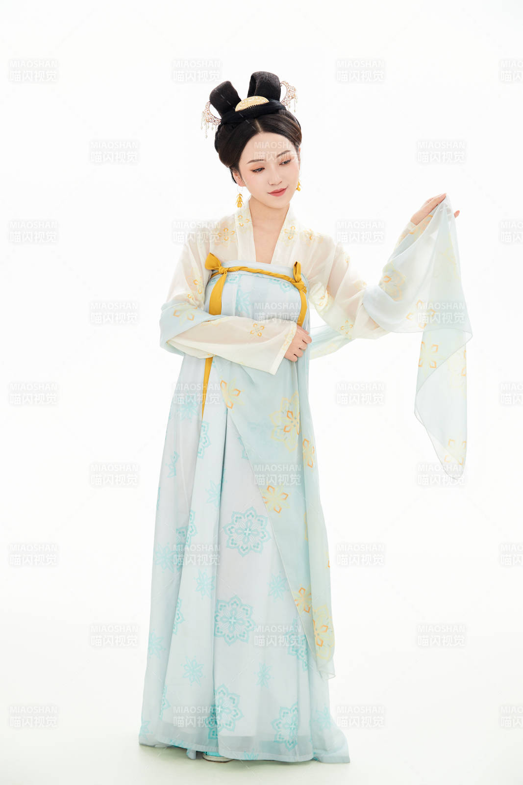 白色背景下穿着中国汉代服饰的少女图片