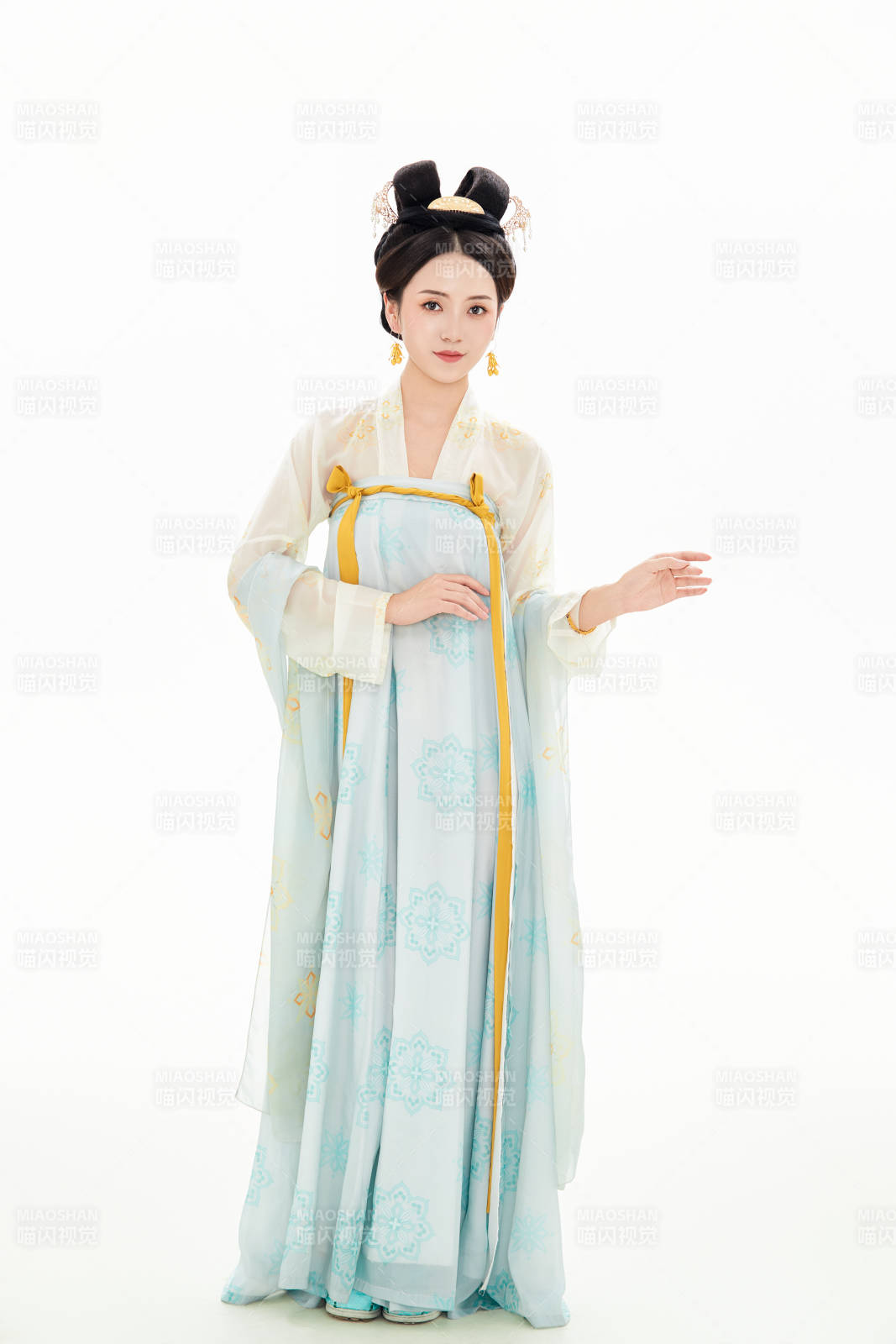 白色背景下穿着中国汉代服饰的少女