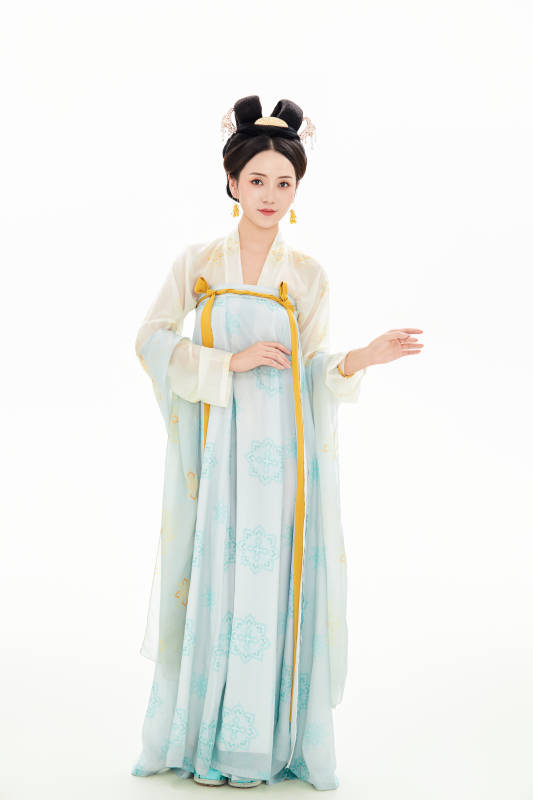 白色背景下穿着中国汉代服饰的少女