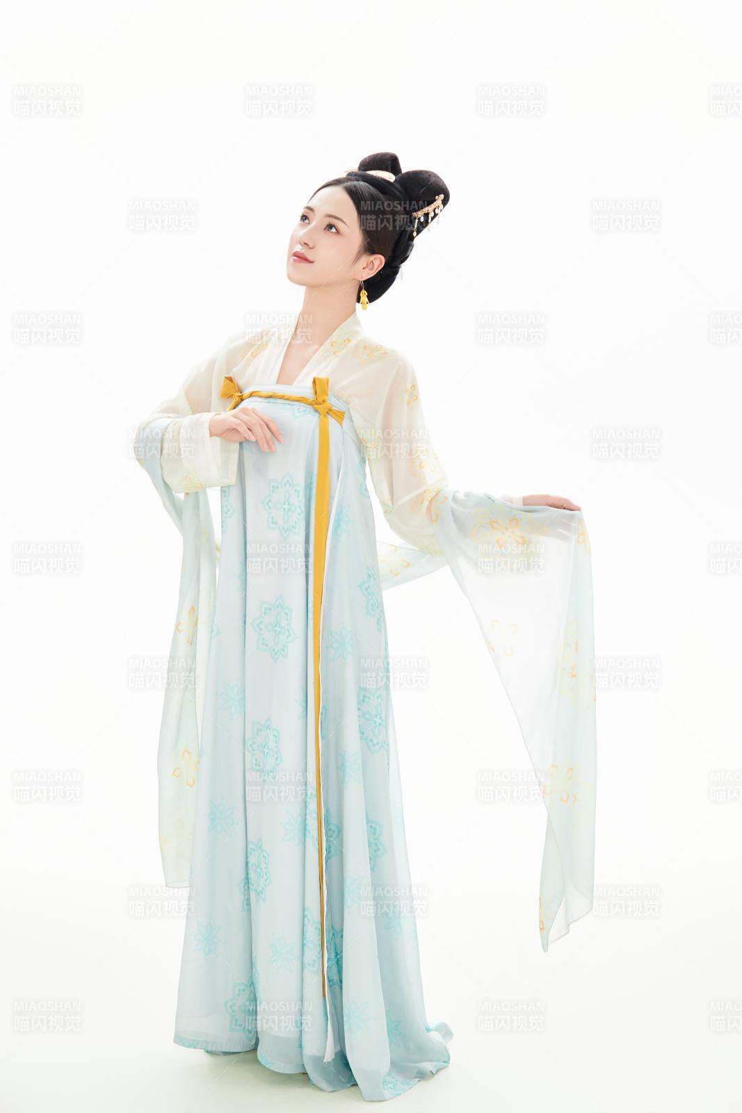 白色背景下穿着中国汉代服饰的少女