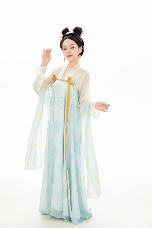 白色背景下穿着中国汉代服饰的少女