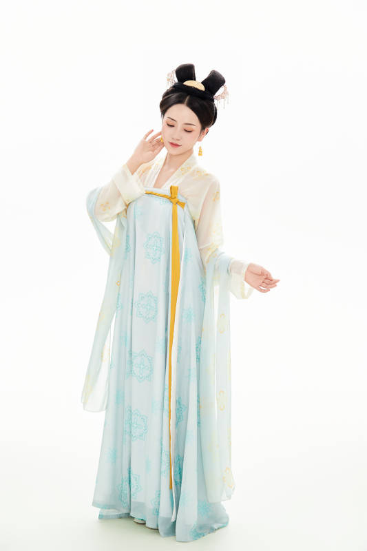 白色背景下穿着中国汉代服饰的少女