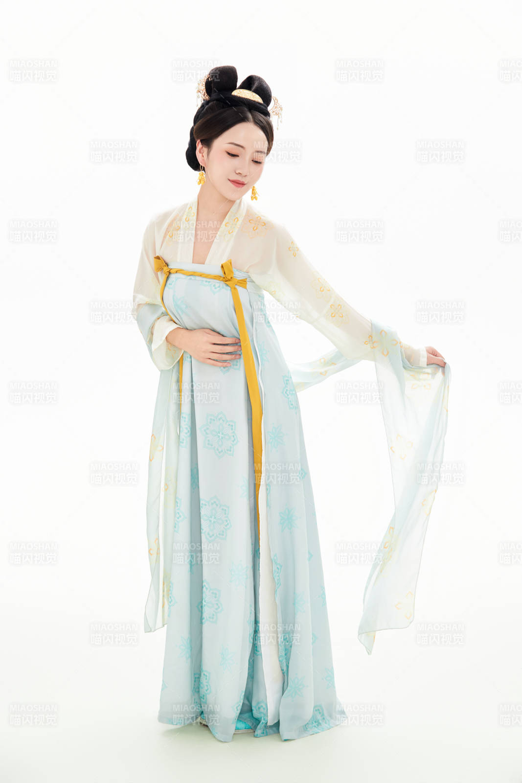 白色背景下穿着中国汉代服饰的少女