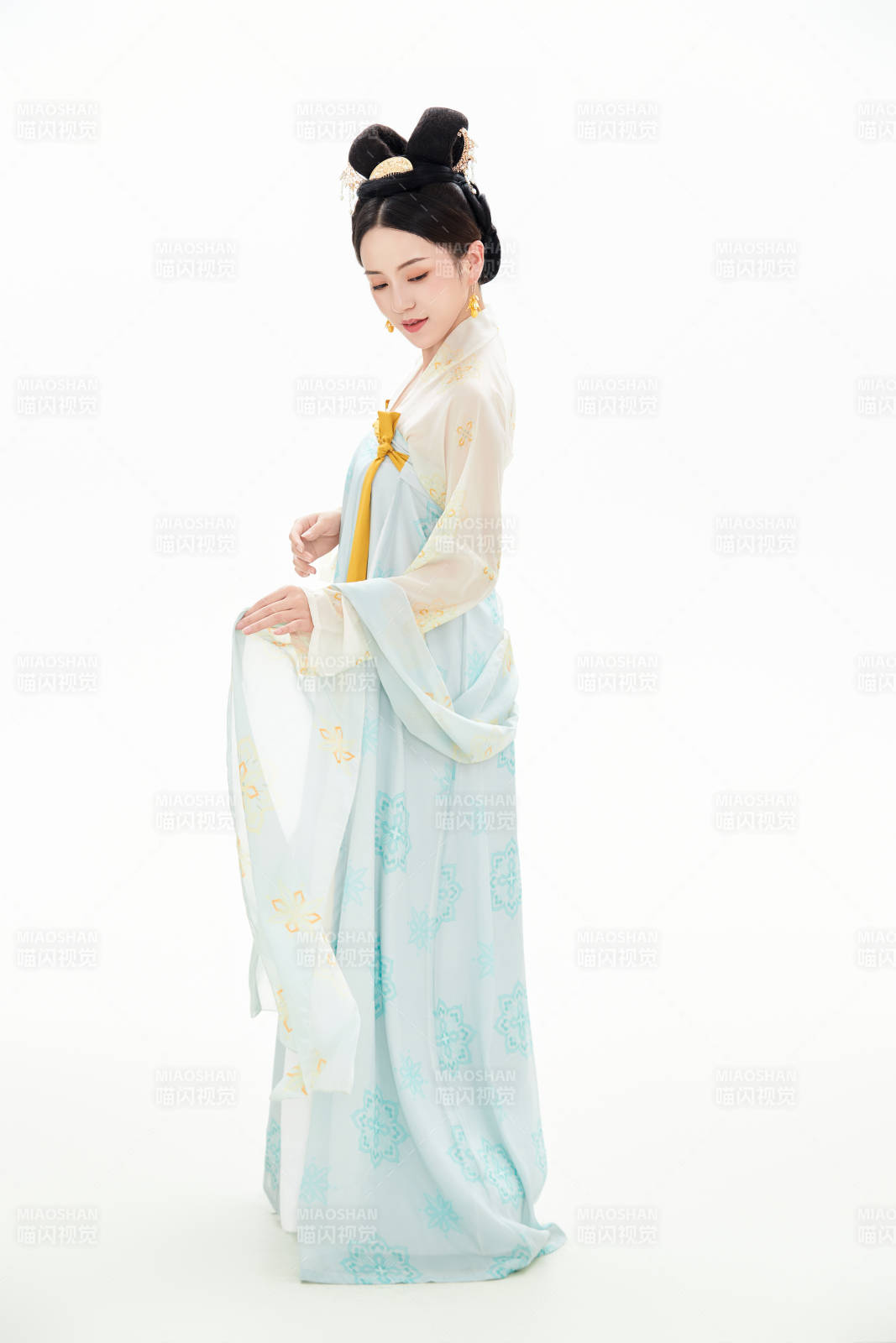 白色背景下穿着中国汉代服饰的少女