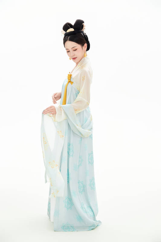 白色背景下穿着中国汉代服饰的少女