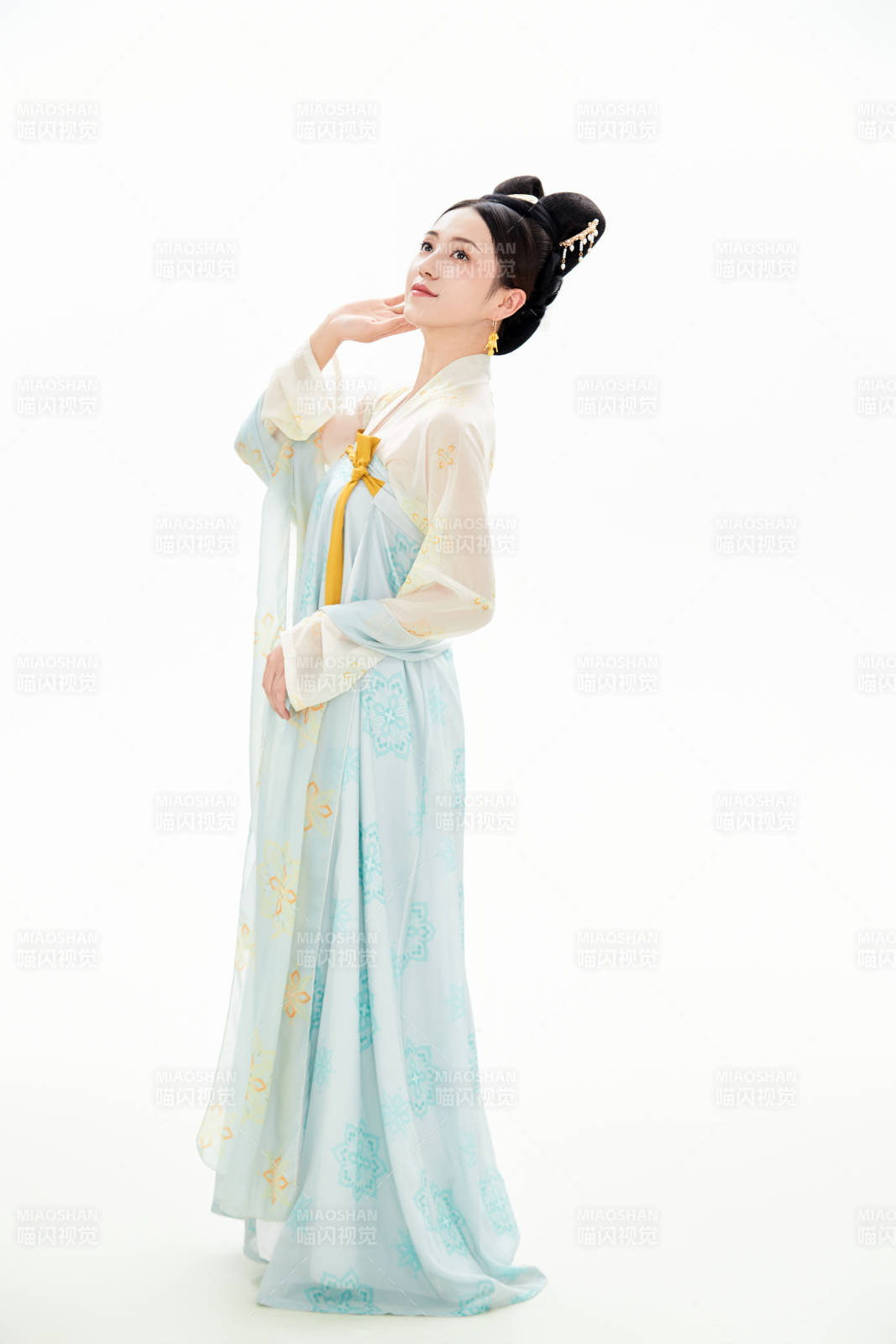 白色背景下穿著中國唐朝服飾的少女