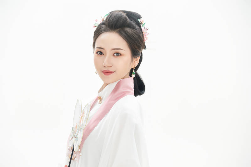 白色背景下穿着魏晋制汉服的少女