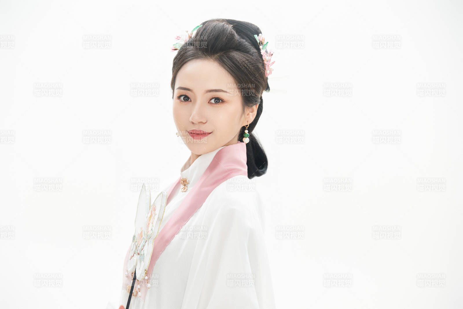白色背景下穿著魏晉制漢服的少女