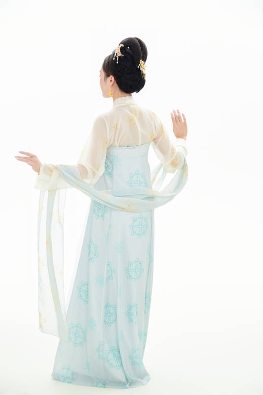 白色背景下穿著中國唐朝服飾的少女