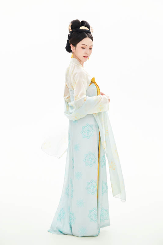 白色背景下穿着中国唐朝服饰的少女