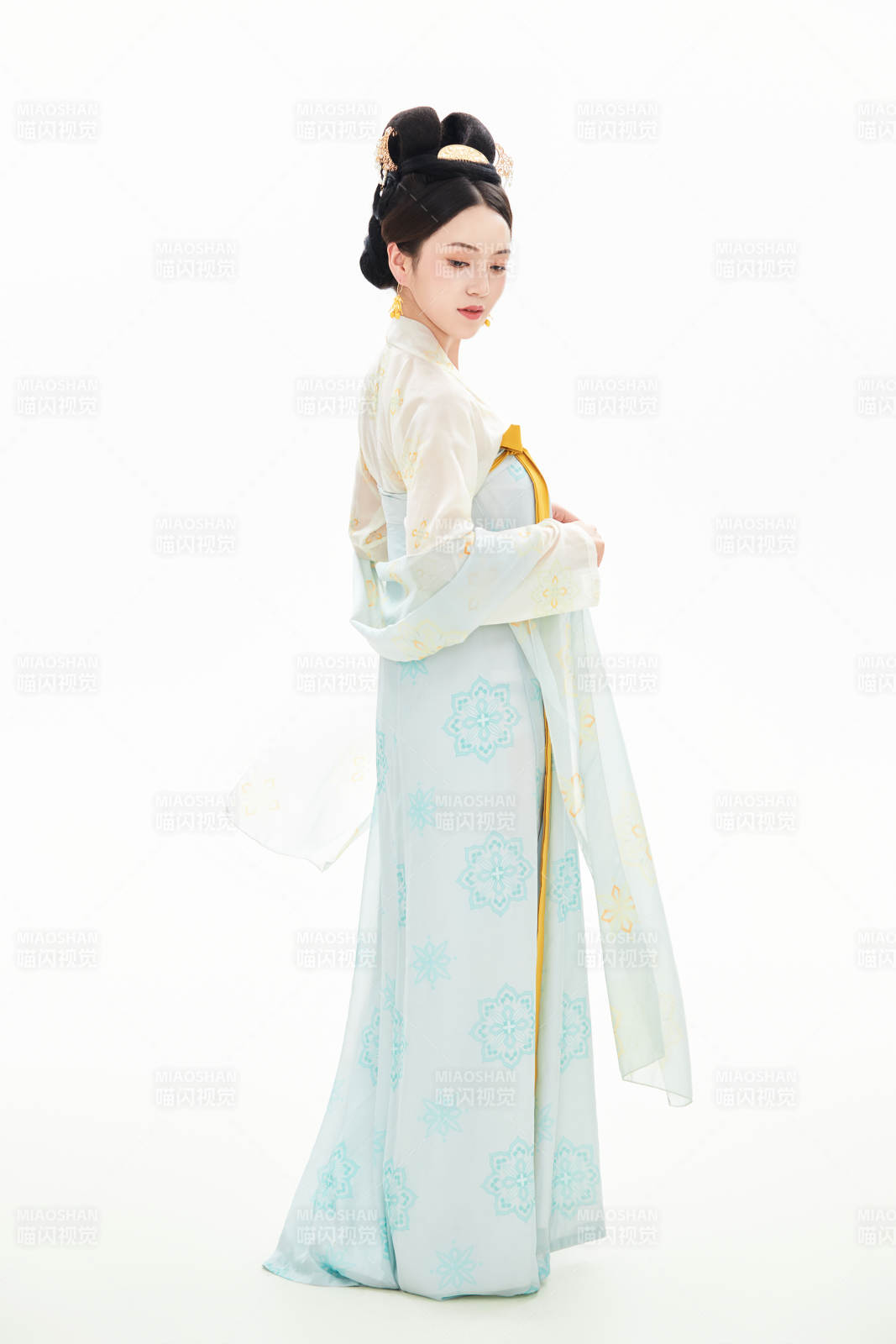 白色背景下穿着中国唐朝服饰的少女