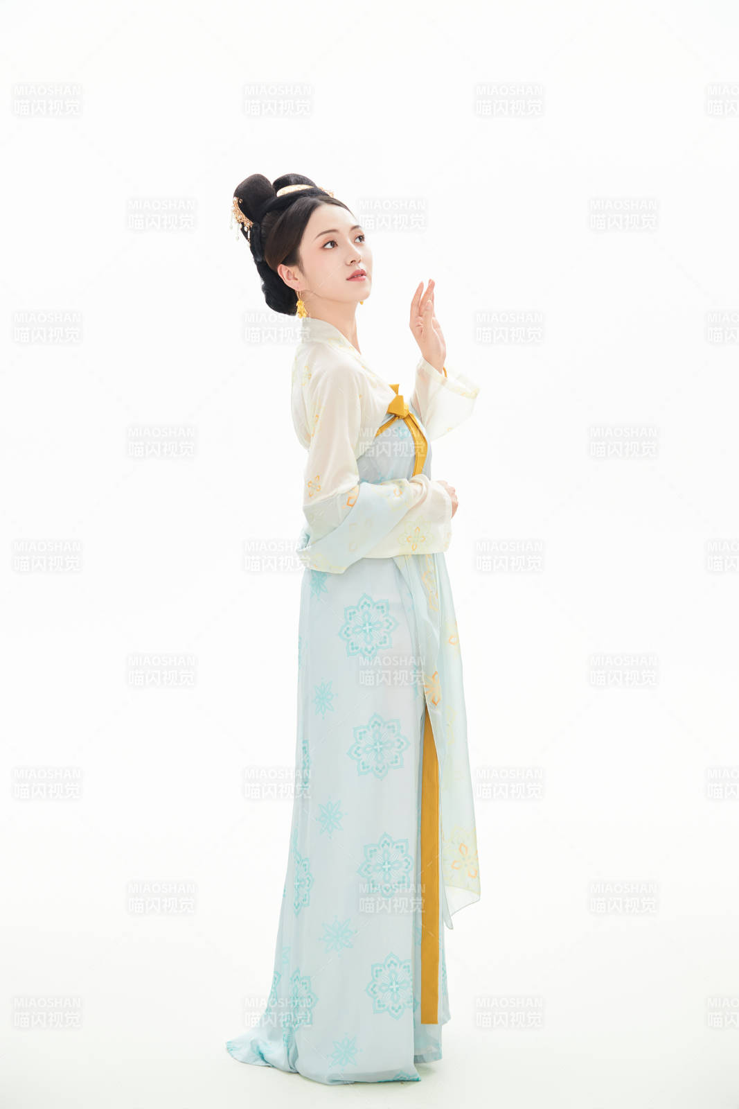 白色背景下穿著中國唐朝服飾的少女