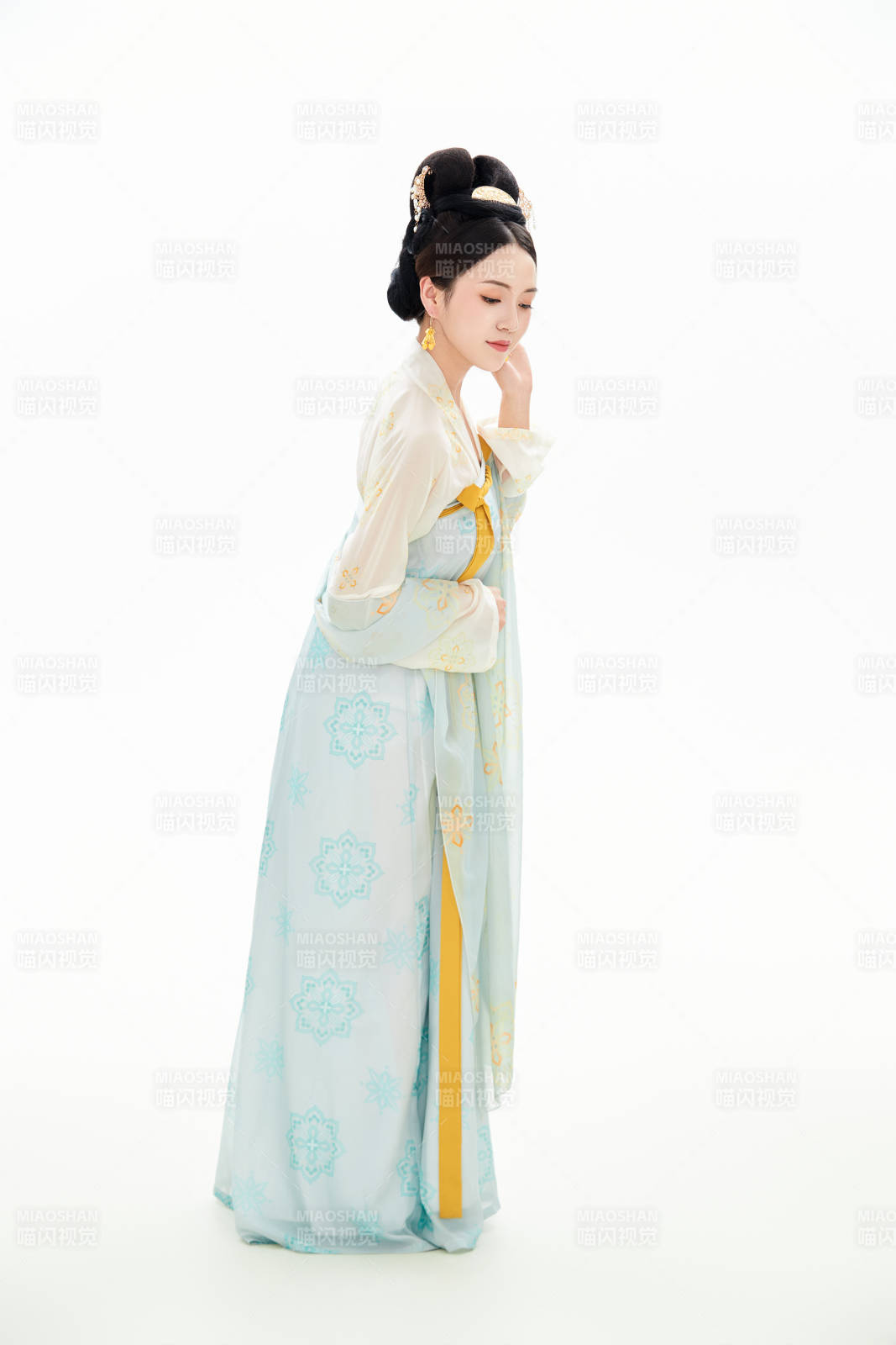 白色背景下穿着中国唐朝服饰的少女图片