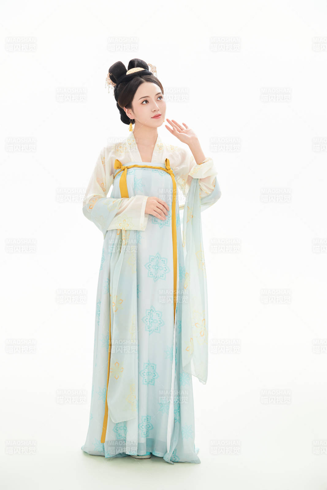 白色背景下穿着中国唐朝服饰的少女