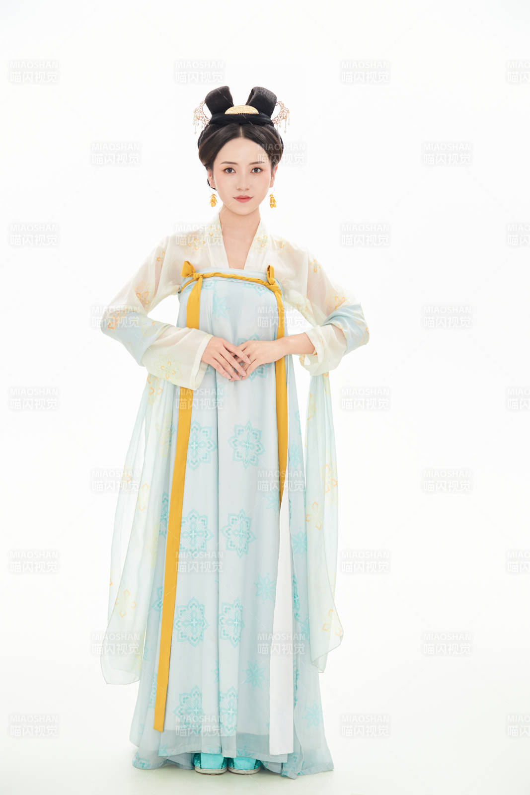 白色背景下穿着中国唐朝服饰的少女
