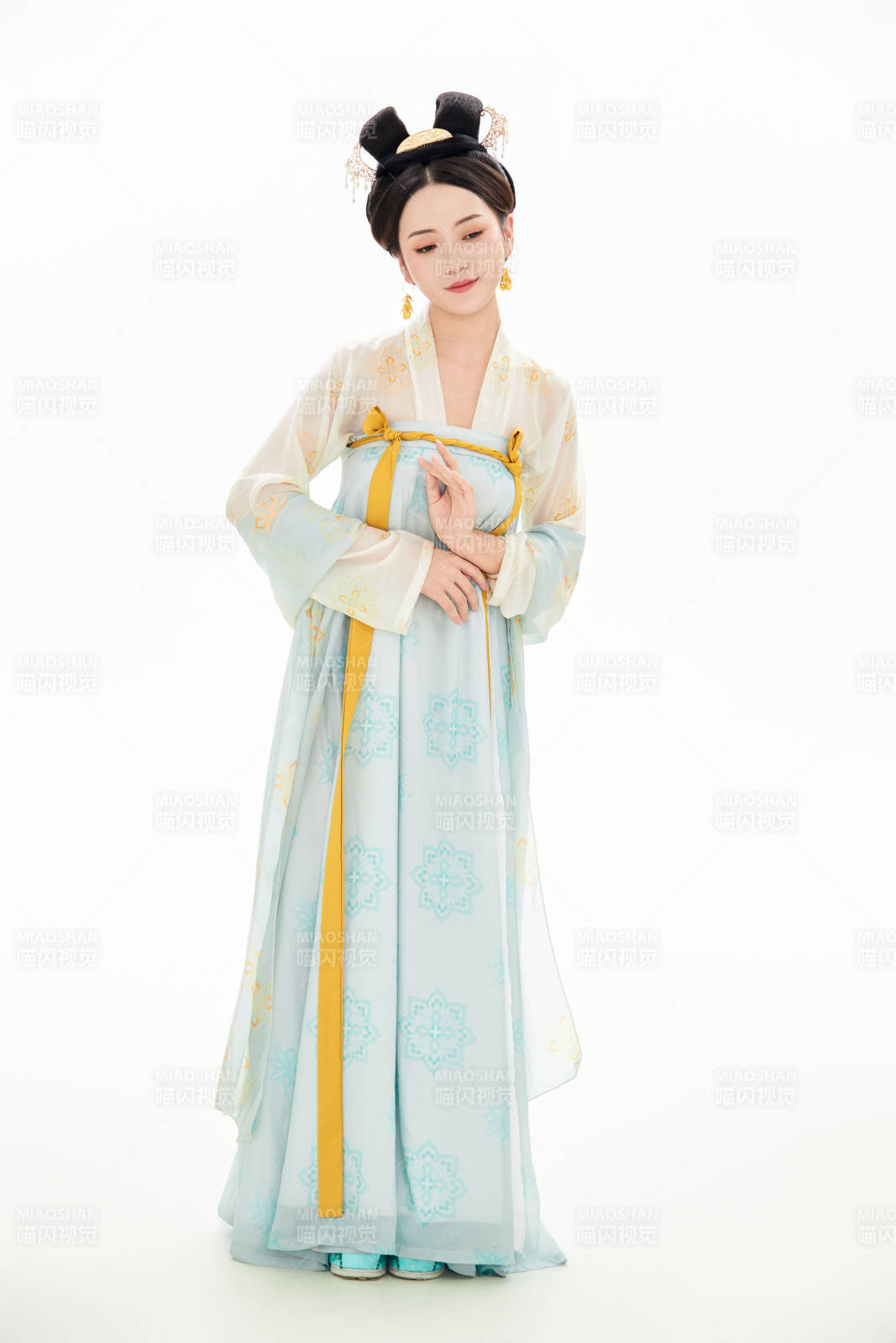白色背景下穿着中国唐朝服饰的少女