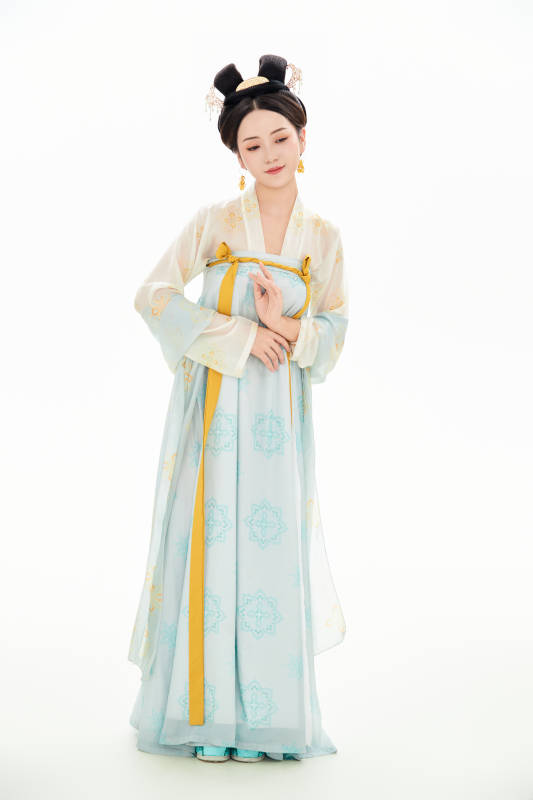 白色背景下穿着中国唐朝服饰的少女