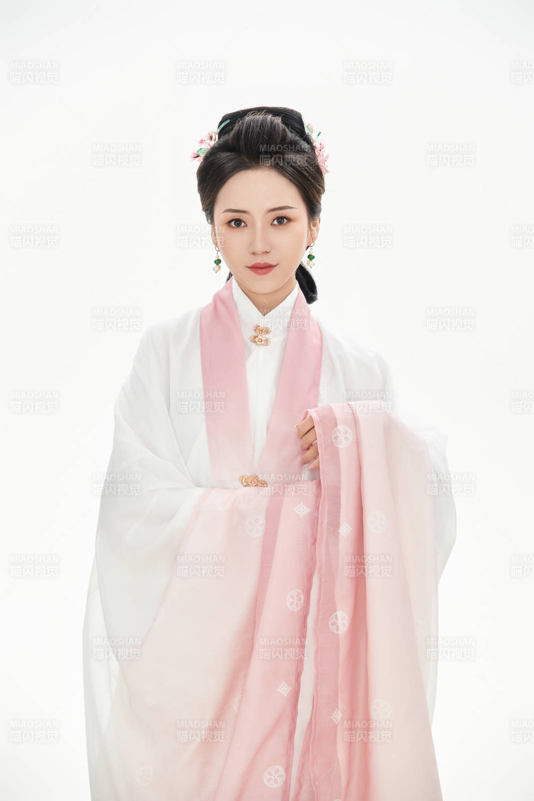 白色背景下穿著魏晉制漢服的少女