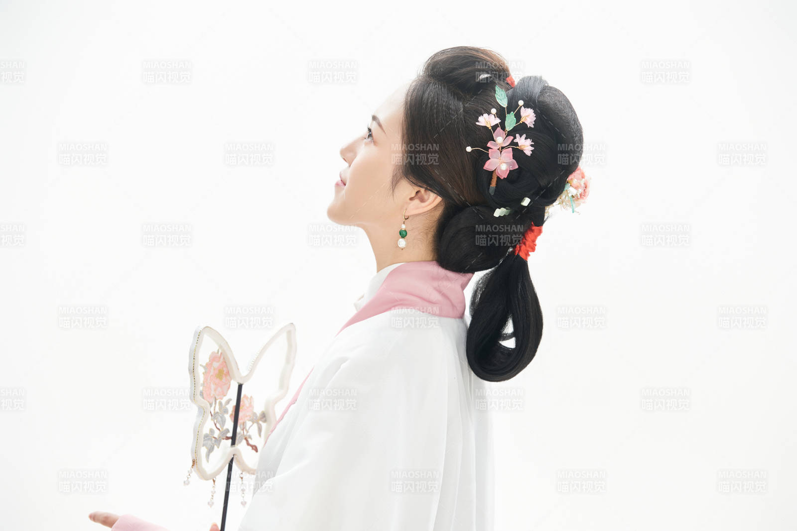 白色背景下穿著魏晉制漢服的少女