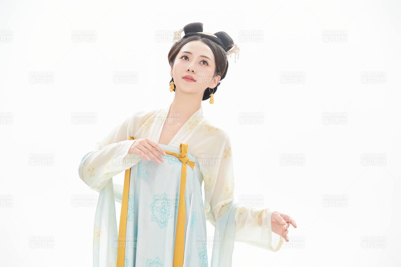 白色背景下穿著中國(guó)唐朝服飾的少女