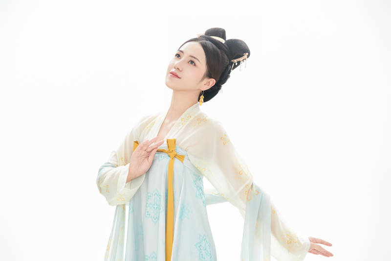白色背景下穿着中国唐朝服饰的少女