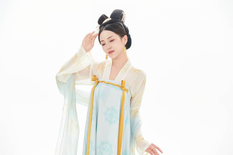 白色背景下穿着中国唐朝服饰的少女