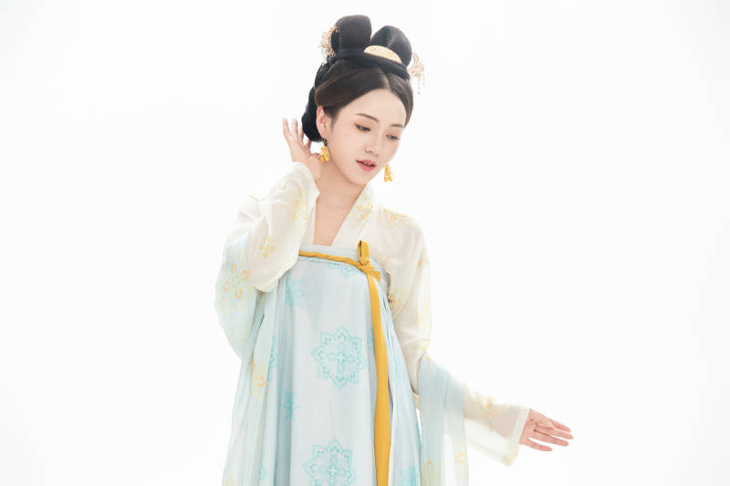白色背景下穿着中国唐朝服饰的少女