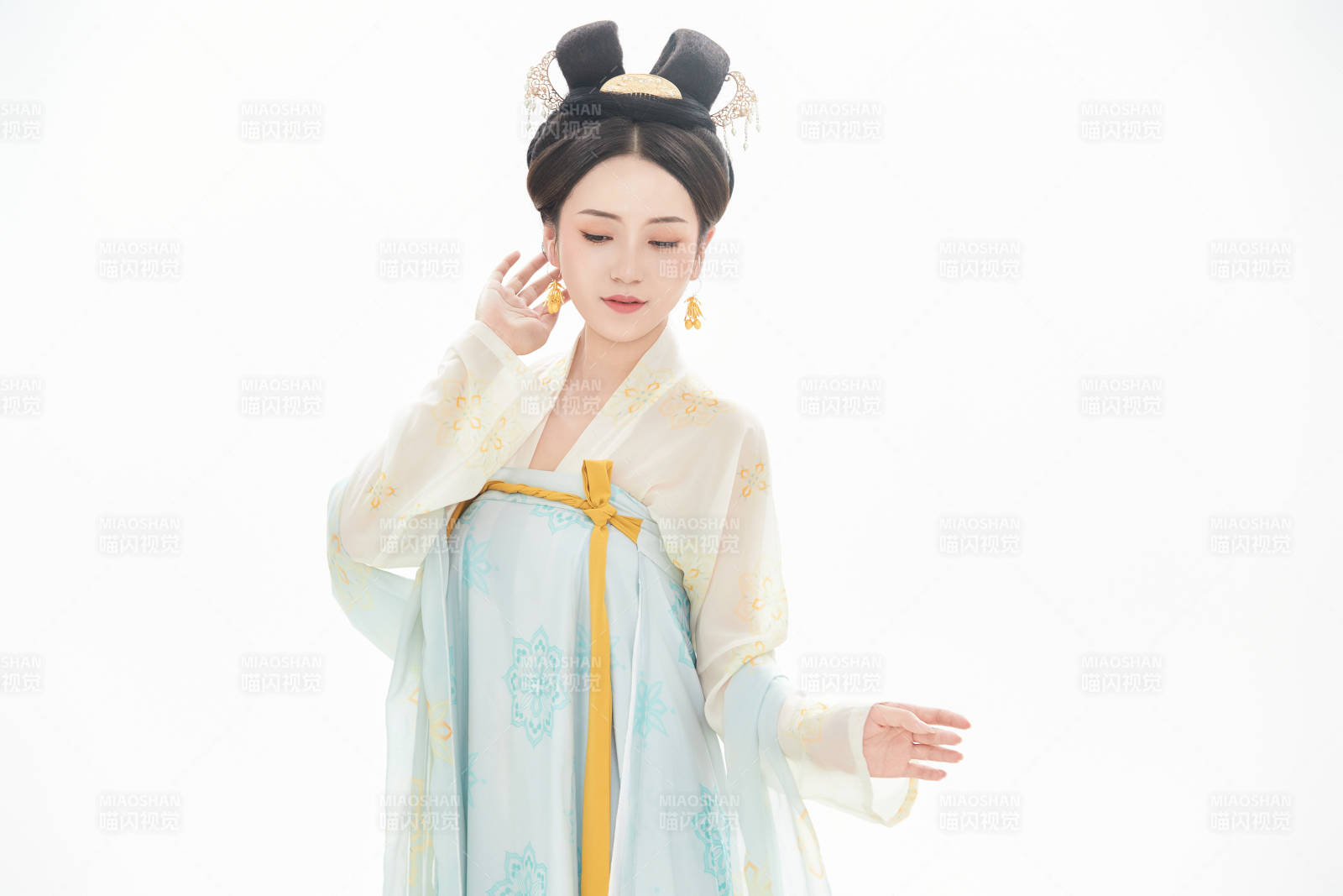 白色背景下穿著中國唐朝服飾的少女